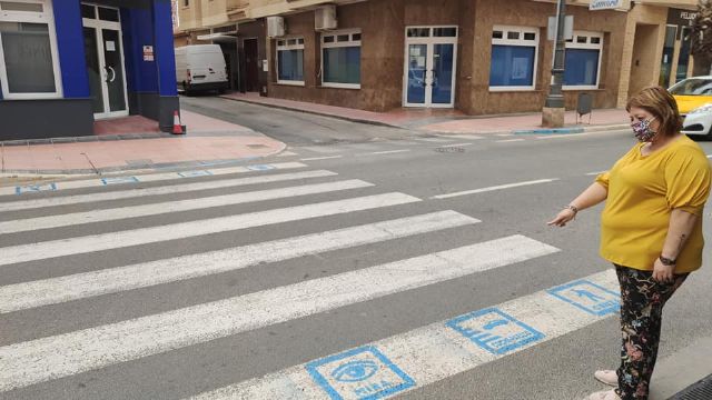 Los Alcázares instala pictogramas en los pasos de peatones para personas con discapacidad