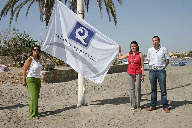 Fotografía de la izada de bandera donde aparecen de izda a dcha: Isabel Montesinos, Encarna Gil y Manuel Sevilla
