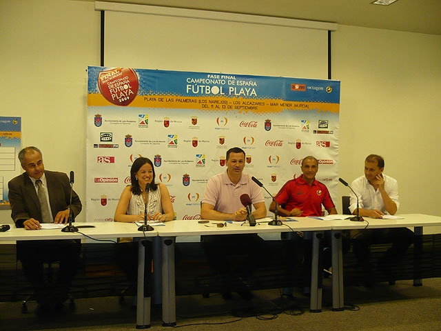 De izquierda a derecha: el director general de Octagon Esedos, Santiago Soler, la alcaldesa de Los Alcázares, Encarnación Gil, el director general de Deportes, Antonio Peñalver, seleccionador nacional de Fútbol Playa, Joaquín Alonso, el director deportivo  de la Federación de Fútbol de la Región de Murcia, Jesús Rosauro