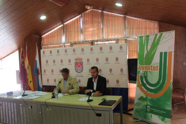 Más de 40 comerciantes de Los Alcázares renuevan el convenio del Carné Joven Municipal
