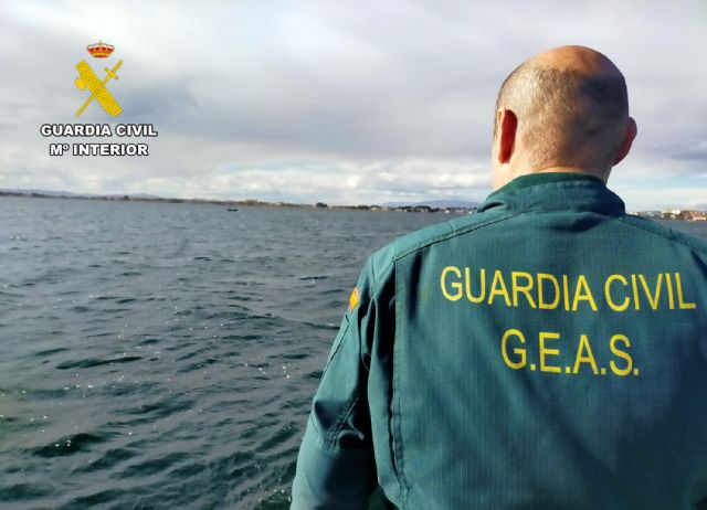 Rescatan y auxilian a dos jóvenes que habían naufragado en el Mar Menor