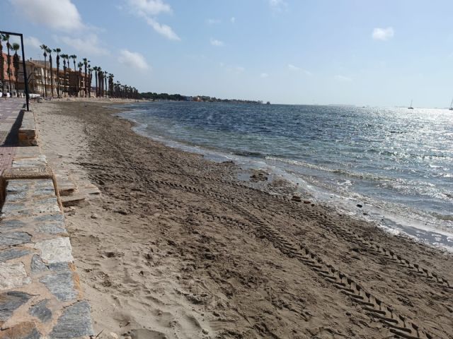 El Ayuntamiento de Los Alcázares continúa trabajando para recuperar el estado de las playas tras las lluvias de mayo