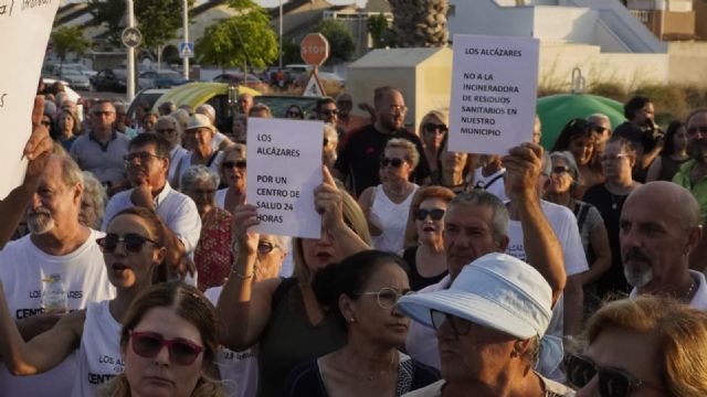 Los Alcázares entrega cerca de 15.000 firmas para exigir un centro de salud 24 horas y rechazar la incineradora sanitaria