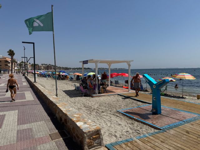 La Playa del Espejo mejora su accesibilidad tras la renovación de sus infraestructuras y equipamientos