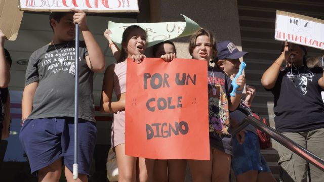La comunidad educativa de Los Alcázares protesta frente a la consejería