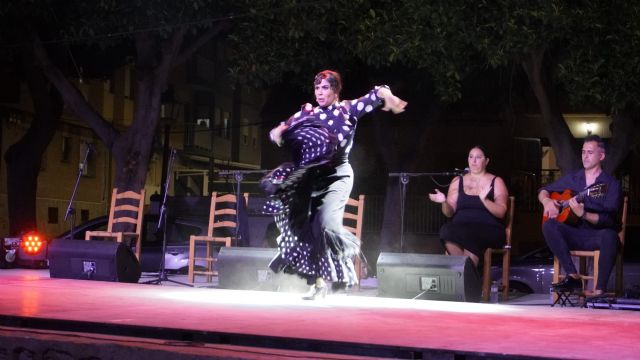 El arte y el flamenco abarrotan la Plaza del Espejo de Los Alcázares