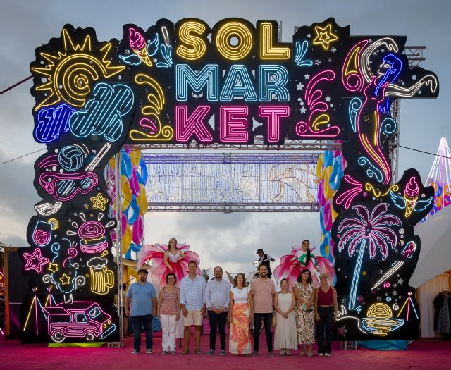 Solmarket se inaugura en Los Alcázares                      con el tradicional encendido del pórtico de entrada