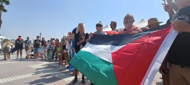 Los Alcázares alza la voz por Palestina en la Plaza del Espejo contra el genocidio y la hambruna programada