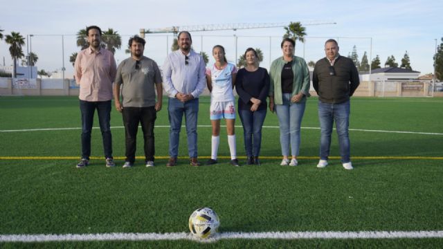Los Alcázares celebra la renovación de su campo de fútbol 11 con el estreno del Deportivo Marítimo como nuevo equipo local