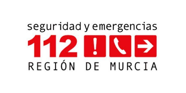 Bomberos apagan el incendio en una nave del polígono industrial de Los Alcázares