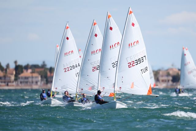 427 regatistas de 42 países participan en el Campeonato de Europa ILCA 4 en el Mar Menor