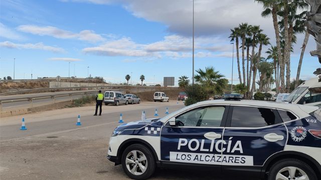Detenidos dos individuos en Los Alcázares por el robo de un vehículo sustraído en Torre Pacheco