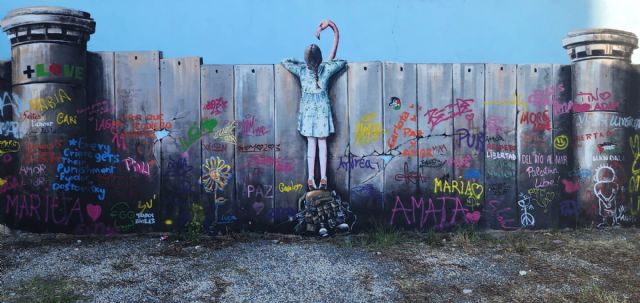 Un mural dinámico de esperanza, resiliencia y amor une Palestina y Los Alcázares gracias al artista Taqi Spateen