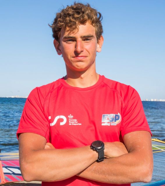El deportista alicantino José Santos ganó con solvencia la prueba final del Campeonato de Europa de Vela de la modalidad de Slalom