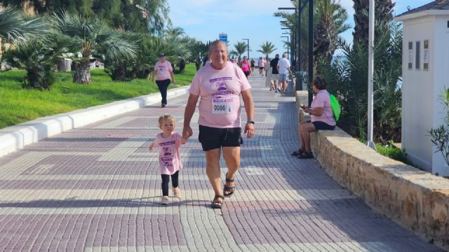 Más de 1.000 personas ti&ntilde;en de rosa Los Alcázares en una multitudinaria edición de la marcha solidaria contra el cáncer