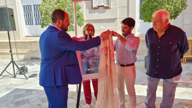 Los Alcázares presenta frente al Teatro Romea el cartel de la nueva edición de la Semana Internacional de la Huerta y el Mar