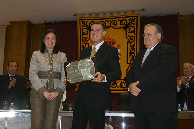 La alcaldesa, Encarna Gil Castejón; el director de Kernel Export S.L., José Antonio Cánovas Martínez; y el presidente del jurado del Premio Al-kázar, Pablo Galindo