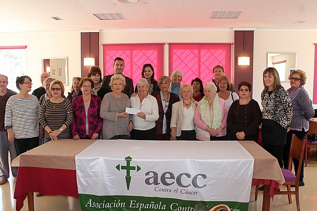 La Asociación Española de la lucha contra el cáncer de los Alcázares recibe 600 euros del grupo Patchwork