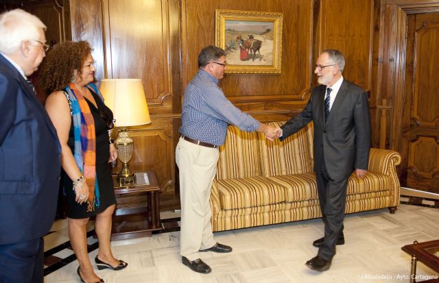El alcalde de Los Alcázares comunica al presidente de la Asamblea Regional la concesión de la Crilla de Oro