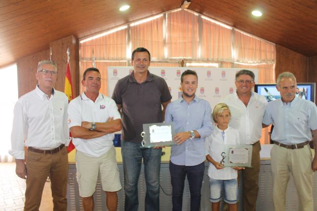 El Ayuntamiento de los Alcázares reconoce a sus campeones del mundo de vela 420 y windsurf