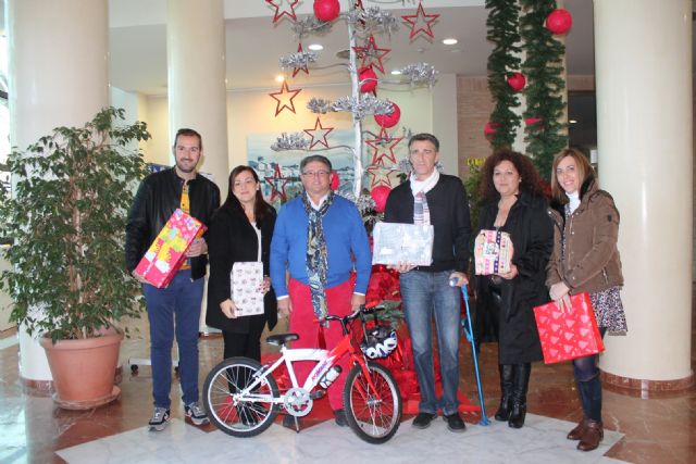 El Alcalde y los concejales participan en las IV Navidades Solidarias donando juguetes
