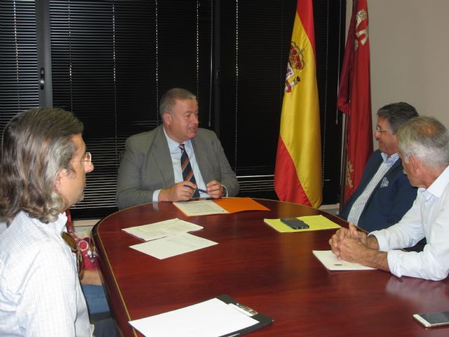 El consejero Francisco Bernabé recibe al alcalde de Los Alcázares