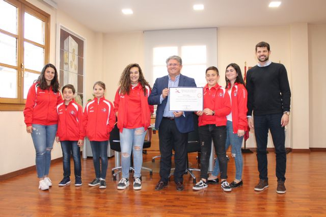El Alcalde recibe a la Escuela de Canoa Kayak Los Alcázares que ha sido recientemente premiada en la Gala de Piragüismo de la Región de Murcia