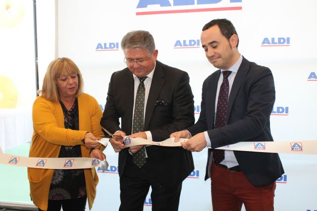 El alcalde de Los Alcázares inaugura un nuevo establecimiento en el municipio