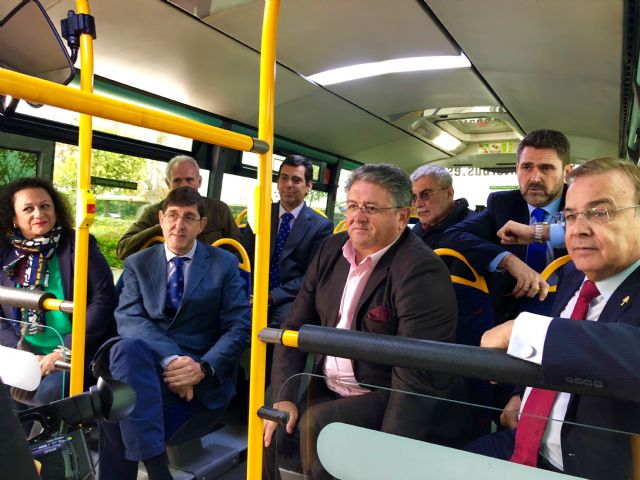 La Comunidad pone en marcha un autobús directo entre Los Alcázares y el hospital de  Los Arcos