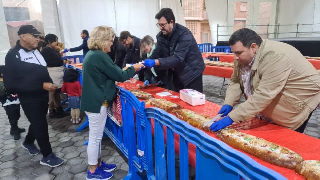 Un gran Roscón de Reyes de 60 metros logra recaudar 1.200 euros en Los Alcázares