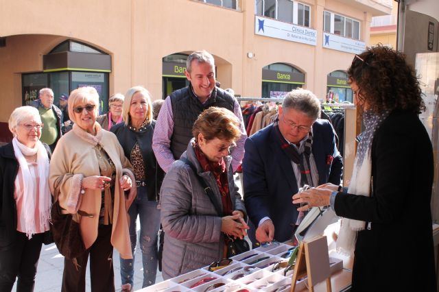 El Alcalde inaugura la Feria Outlet de Los Alcázares