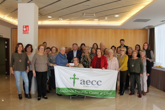 El grupo Patchwork y la Asociación de Vecinos Oasis, donan 950 euros a la AECC de Los Alcázares