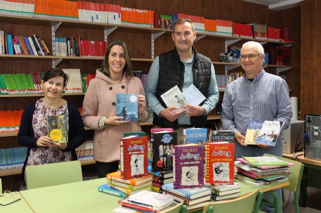 Educación dona casi un centenar de libros al Petra Sánchez Rollán
