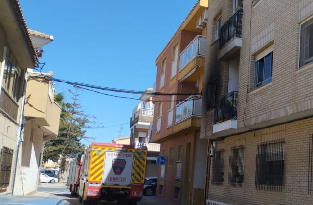 Bomberos del CEIS extinguen un incendio en un edificio en Los Alcázares