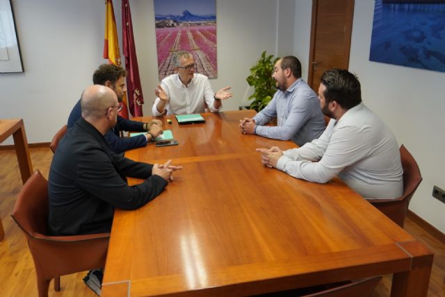 La consejería de Sanidad no responde a las demandas de los vecinos de Los Alcázares durante una reunión mantenida con el alcalde