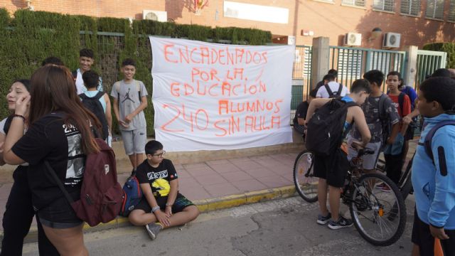 La comunidad educativa de Los AlcÃ¡zares grita al unÃ­sono: 'NO a los barracones'