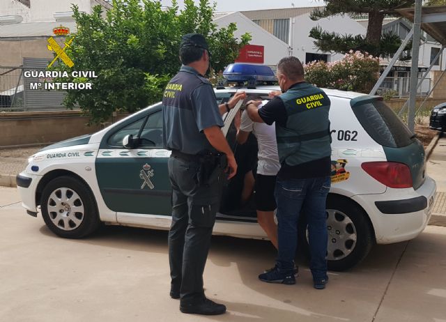 La Guardia Civil detiene a un joven e investiga a dos más por agredir a cinco adolescentes en una playa de Los Alcázares