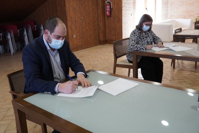 El Ayuntamiento de Los Alcázares firma un convenio con FAUM para hacer el municipio más accesible