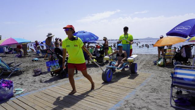 Servicio gratuito de baño asistido en seis playas de Los Alcázares