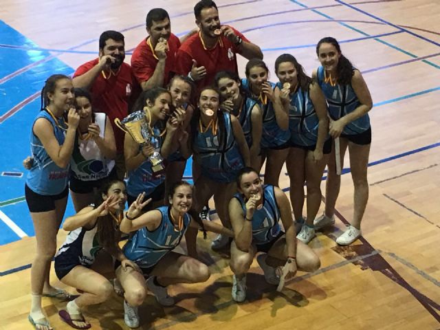 Las féminas del Club Voleibol Al-kazar se hacen con el bronce en el Campeonato de España