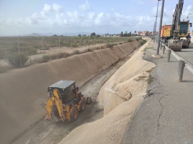 El Ayuntamiento de Los Alcázares refuerza las labores de mantenimiento de canales y redes de pluviales