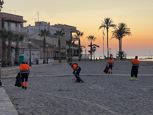 Urbaser recoge en tiempo récord más de 1.100 kilos de residuos la noche de San Juan en la playa de Los Alcázares