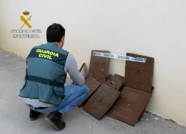 La Guardia Civil detiene/investiga a dos personas dedicadas a la sustracción de tapas de alcantarillado