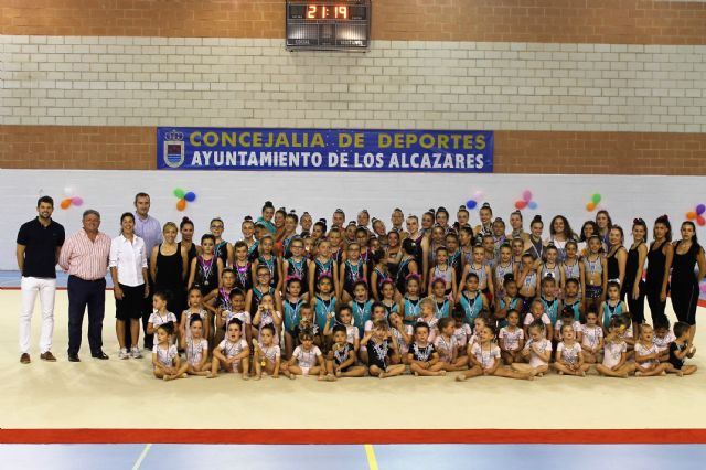 La exhibición de clausura de la Escuela de Gimnasia Rítmica congrega a más de 120 gimnastas