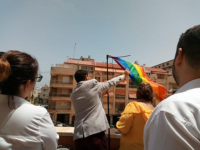 La bandera del orgullo LGBTI ondea por primera vez en el Ayuntamiento de Los Alcázares