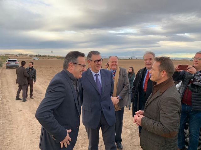 El delegado del Gobierno supervisa el inicio de las obras de emergencia en el canal de drenaje D7 en Los Alcázares en su conexión con la rambla del Albujón