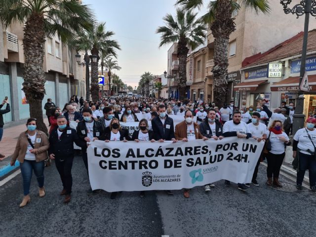 Más de medio millar de vecinos reivindica en Los Alcázares un centro de salud 24 horas